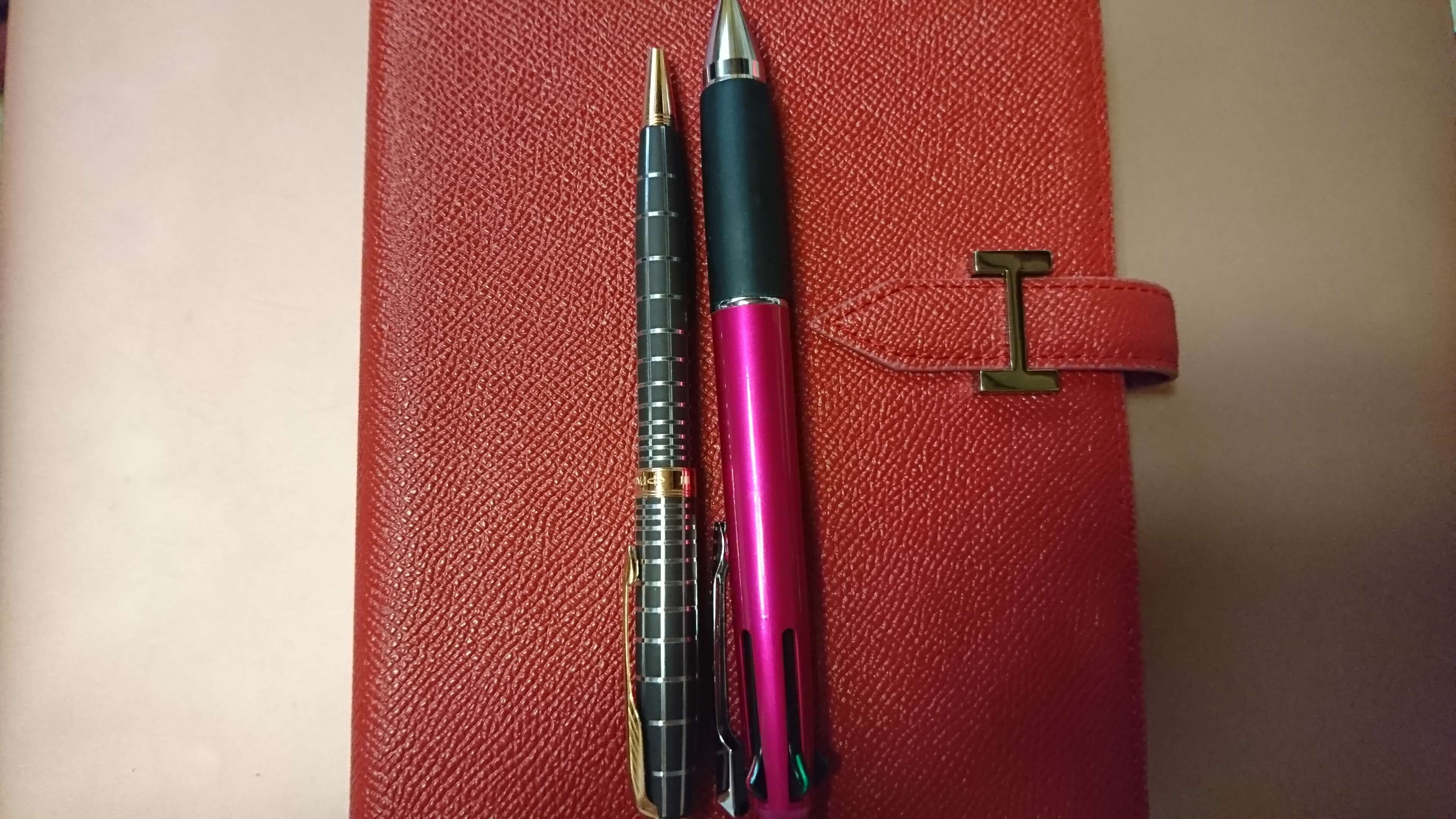 手帳とボールペン
